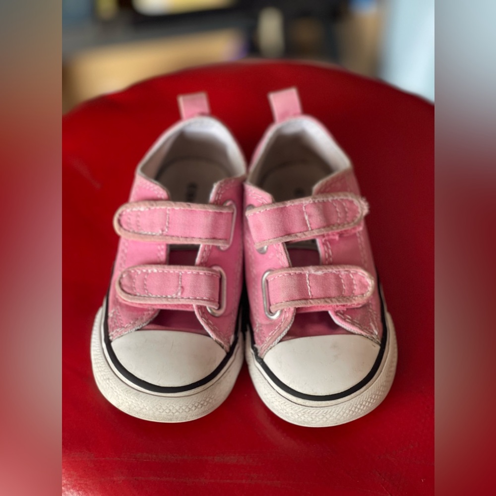 Toddler Converse All Star Chuck Taylor - size 7.